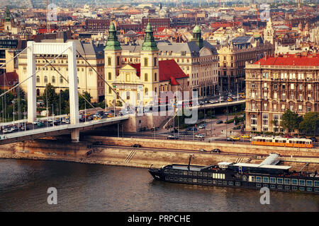 Vue sur le centre-ville de Budapest et Elisabeth pont sur le Danube, la Hongrie Banque D'Images