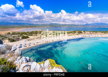 La plage de sable tropicale étonnante de Voidokilia, Péloponnèse, Grèce. Banque D'Images