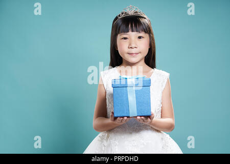 Peu girl holding present fort , fête et festival concept . Banque D'Images