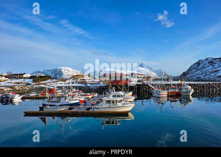 Yachts et bateaux de pêche sur la jetée en Norvège Banque D'Images