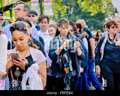 Les gens attendent en ligne pour saisir du Café du Monde, l'emplacement du marché français le 15 novembre 2015, à la Nouvelle Orléans, Louisiane. Banque D'Images