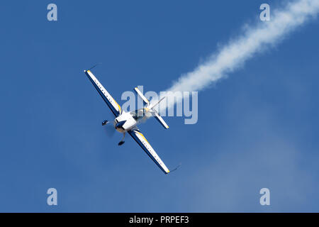 Pilote de voltige britannique Mark Jefferies battant un seul moteur Extra 330LX aerobatic aircraft VH-IXN. Banque D'Images