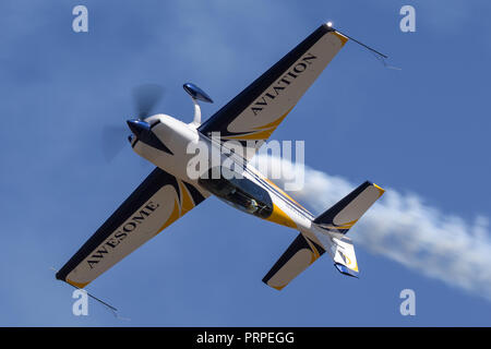 Pilote de voltige britannique Mark Jefferies battant un seul moteur Extra 330LX aerobatic aircraft VH-IXN. Banque D'Images
