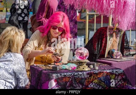 Une fortune teller se lit les cartes de tarot pour un touriste à Jackson Square, 11 novembre 2015, à la Nouvelle Orléans, Louisiane. Banque D'Images