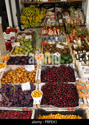 Affichage des produits locaux, des fruits et légumes en magasin en ville Coefu, Kerkyra, Grèce Banque D'Images