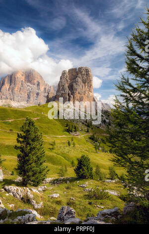 Cinque Torri, Ampezzo dolomites. Au premier plan la tour principale et dans l'arrière-plan la Tofana de Rozes massif, dans les montagnes près de Cortina d'Am Banque D'Images