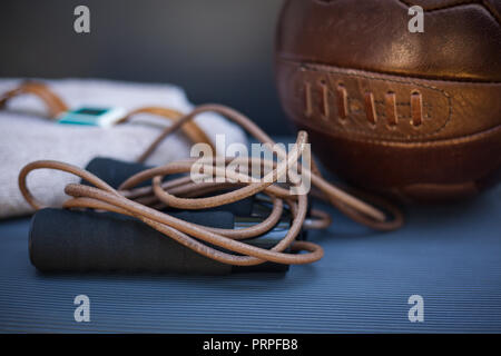 Photo gros plan d'une corde à sauter et un ballon de foot Banque D'Images