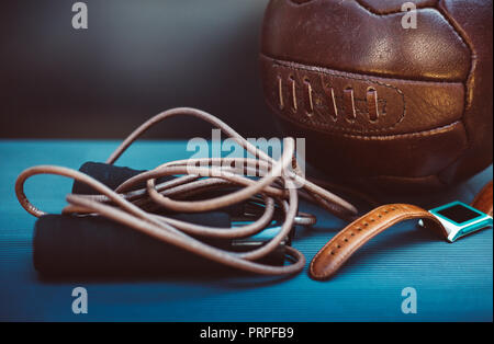 Photo gros plan d'une corde à sauter et un ballon de foot Banque D'Images