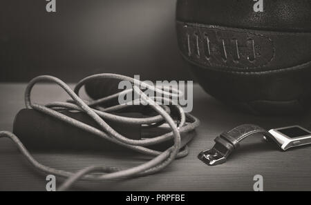 Photo gros plan d'une corde à sauter et un ballon de foot Banque D'Images