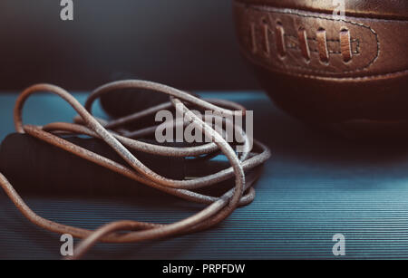 Photo gros plan d'une corde à sauter et un ballon de foot Banque D'Images