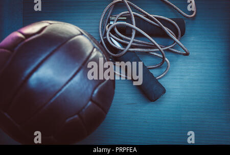 Photo gros plan d'une corde à sauter et un ballon de foot Banque D'Images