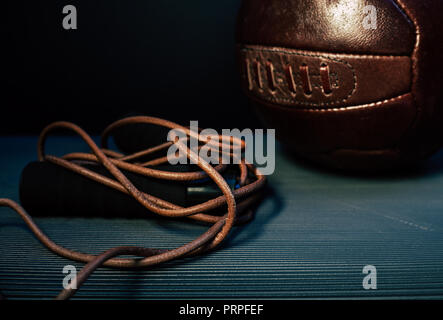 Photo gros plan d'une corde à sauter et un ballon de foot Banque D'Images