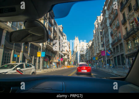 La rue Gran Via vu de l'intérieur d'une voiture. Madrid, Espagne. Banque D'Images