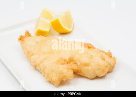 Une battue, Deep Fried filet de tacaud, Trisopterus luscus, qui a été pris de pêche en bateau sur la tige et à la ligne dans la Manche, au large de la côte du Dorset Banque D'Images