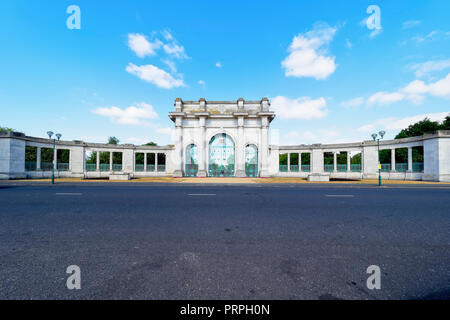 Les portes de Nottingham Memorial Gardens sur les rives de la rivière Trent à Victoria Embankment. Banque D'Images