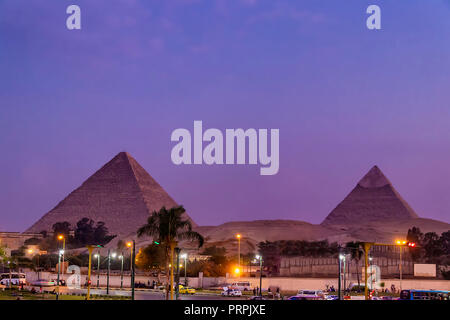 Vue sur les grandes pyramides de Gizeh au coucher du soleil à partir de la ville de Gizeh Banque D'Images