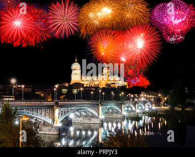 Vue de la nuit de Salamanque cathédrales anciennes et nouvelles d'Enrique Esteban Pont sur la rivière Tormes, Communauté de Castille et León, Espagne. L'UNESCO a déclaré Banque D'Images