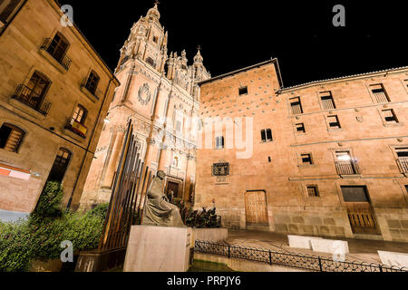 Façade de la Casa de las Conchas à Salamanque de nuit, l'Espagne, couvert de coquilles à la normande, et à l'Université de Salamanque est éclairée la nuit. o la communauté Banque D'Images