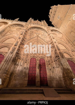 Salamanque ancienne et la nouvelle cathédrales illuminées la nuit, de la Communauté de Castille et LeÃ³n, Espagne. Ville déclarée site du patrimoine mondial de l'UNESCO en 1988 Banque D'Images