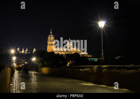 Vue de la nuit de Salamanque cathédrales anciennes et nouvelles du pont romain sur la rivière Tormes au coucher du soleil, de la Communauté de Castille et León, Espagne. L'UNESCO a déclaré Banque D'Images