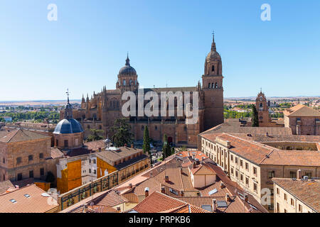 Vue aérienne de Salamanque cathédrales anciennes et nouvelles, de la Communauté de Castille et León, Espagne. Déclaré site du patrimoine mondial de l'UNESCO en 1988 Banque D'Images