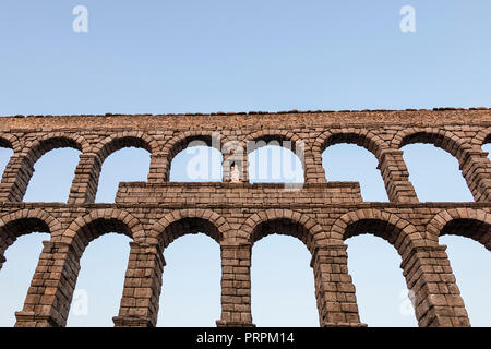 La face supérieure du pont-aqueduc romain, avec détail de la Vierge de l'Aqueduc situé dans la niche centrale du monument a depuis la Plaza del Azoguejo, se Banque D'Images