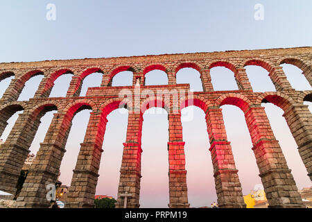 Aqueduc romain de Ségovie au coucher du soleil, avec détail de la Vierge de l'Aqueduc situé dans la niche centrale du monument a depuis la Plaza del Azogu Banque D'Images