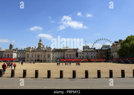 Londres, Angleterre, Royaume-Uni - Mai 26, 2015 : Horse Guards Parade et London Eye, ancien bâtiment de l'amirauté et de la Household Cavalry Museum. La zone a été utiliser Banque D'Images