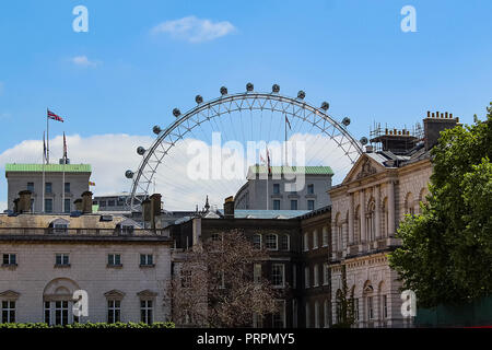 Londres, Angleterre, Royaume-Uni - Mai 26, 2015 : Horse Guards Parade et London Eye, ancien bâtiment de l'amirauté et de la Household Cavalry Museum. La zone a été utiliser Banque D'Images