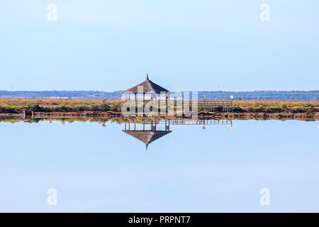 Beau paysage d'un observatoire d'oiseaux avec de l'eau réflexions en réserve naturelle nommé 'Marismas del Odiel' à Huelva, Andalousie, espagne. Banque D'Images
