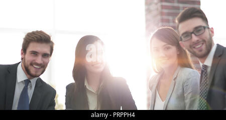 L'équipe d'affaires créatifs réunis autour d'ordinateurs portables dans l'office. Banque D'Images