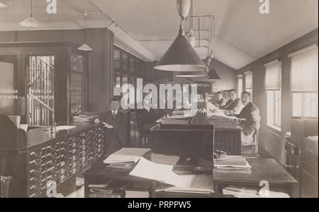 * Vintage v.1912 Photographie montrant les travailleurs / le personnel de la compagnie d'Assurance du Nord Banque D'Images