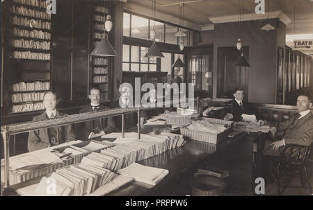 * Vintage v.1912 Photographie montrant les travailleurs / le personnel de la compagnie d'Assurance du Nord Banque D'Images