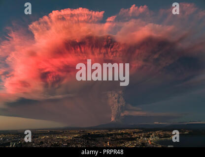 L'éruption du volcan Calbuco dans la Patagonie chilienne avec de belles couleurs du coucher du soleil se reflète sur la colonne de cendres Banque D'Images