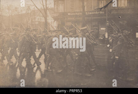 * Vintage Photographie montrant un groupe de soldats de l'armée britannique de la PREMIÈRE GUERRE MONDIALE SUR LES SENTIERS DE L'Allemagne Banque D'Images