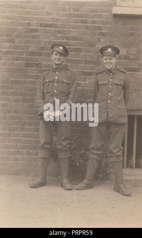 * Vintage photo de deux rire WW1 Soldats de l'armée britannique. L'un des soldats est d'avoir une cigarette. Banque D'Images