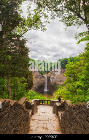 Photos de mariage à Taughannock Falls est un 215 pieds (66 m) cascade chute c'est la plus haute chute d'eau goutte à goutte à l'Est des Rocheuses. Banque D'Images