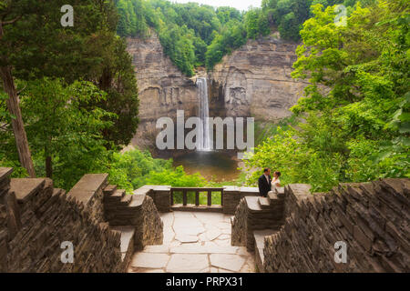 Photos de mariage à Taughannock Falls est un 215 pieds (66 m) cascade chute c'est la plus haute chute d'eau goutte à goutte à l'Est des Rocheuses. Banque D'Images