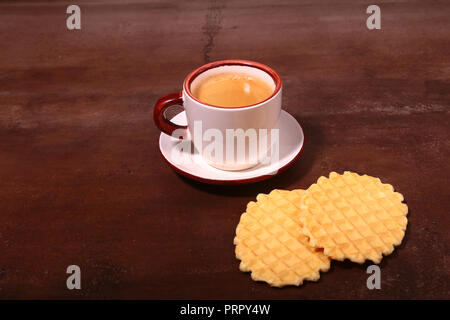 Wafel, gaufre au caramel et tasse à café, coffeebreak isolé sur fond sombre Banque D'Images