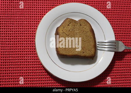 Pain à la citrouille, la fourchette et la plaque sur un tapis de table conçu Banque D'Images