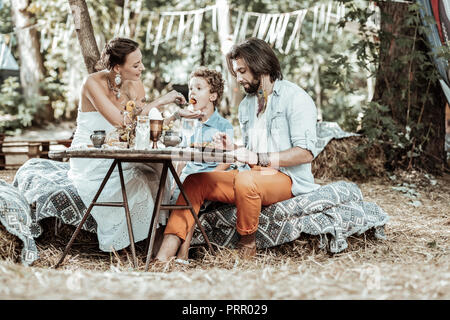 Belle Famille d'avoir un dîner dans le jardin Banque D'Images