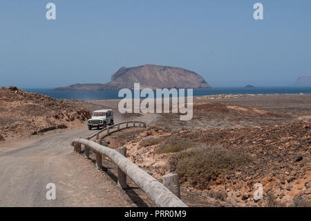 Lanzarote, Canaries : un 4x4 sur le chemin de terre à la plage Playa de las Conchas, dans le nord de La Graciosa, la principale île de l'archipel Chinijo Banque D'Images