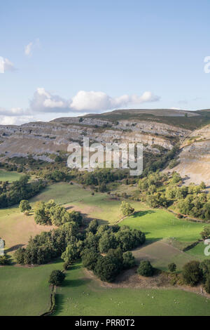 Les falaises de calcaire de l'Escarpement du Eglwyseg au-dessus de la vallée de Llangollen, Wales, UK Banque D'Images