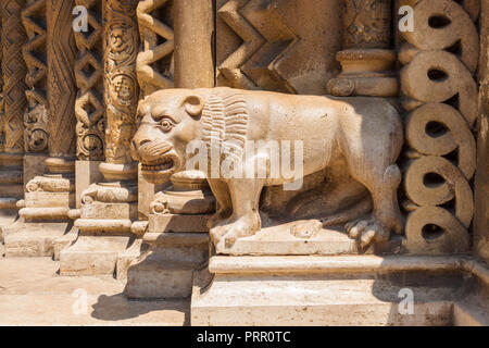 Statue de lion sur le portail de la chapelle de Jak, Budapest, Hongrie. Le portail est la réplique exacte de l'architecture du portail de l'église de village Jak Banque D'Images
