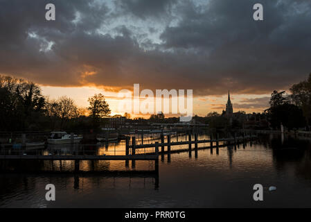 Un ciel au-dessus de l'hiver de Marlow Marlow verrou sur la Tamise dans le Buckinghamshire, Angleterre. Banque D'Images