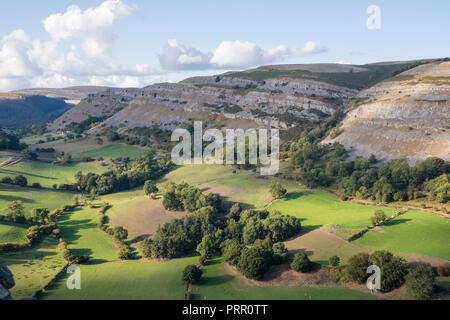 Les falaises de calcaire de l'Escarpement du Eglwyseg au-dessus de la vallée de Llangollen, Wales, UK Banque D'Images