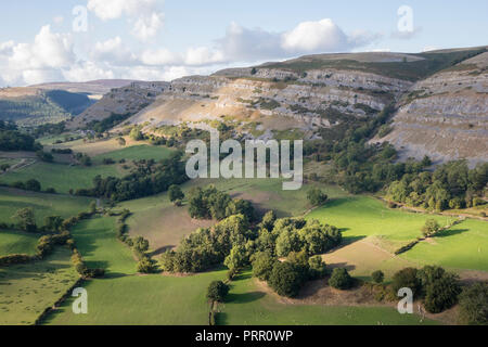 Les falaises de calcaire de l'Escarpement du Eglwyseg au-dessus de la vallée de Llangollen, Wales, UK Banque D'Images