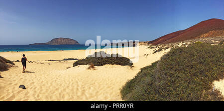 Lanzarote, Canaries : le Paradise Beach Playa de las Conchas et la montagne rouge Montana Bermeja dans le nord de l'île de La Graciosa Banque D'Images