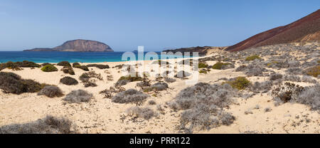 Lanzarote, Canaries : le Paradise Beach Playa de las Conchas et la montagne rouge Montana Bermeja dans le nord de l'île de La Graciosa Banque D'Images