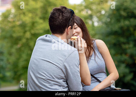 RIGA, Lettonie - le 18 août 2018 : un couple de jeunes gens à manger une bouchée à la fois. Banque D'Images